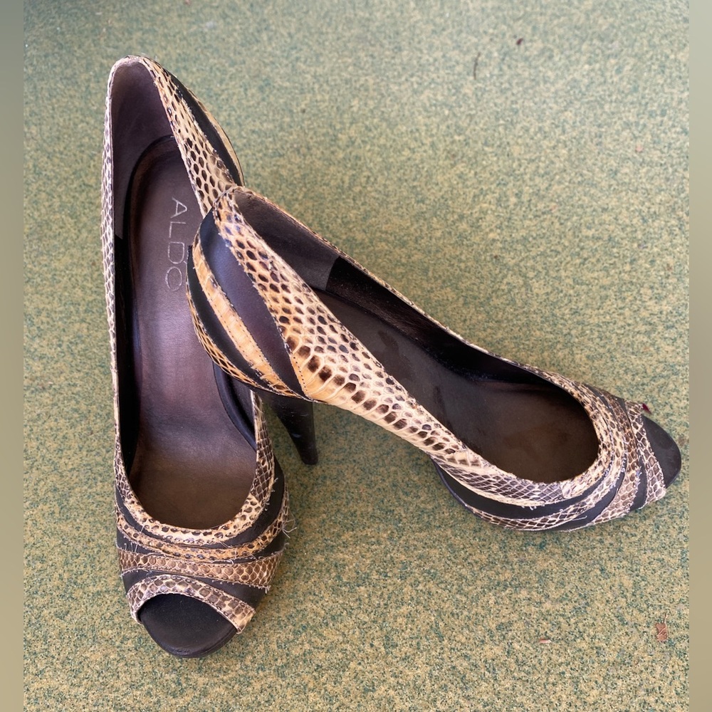Size 7 Aldo, tan and brown snake skin heels 4”